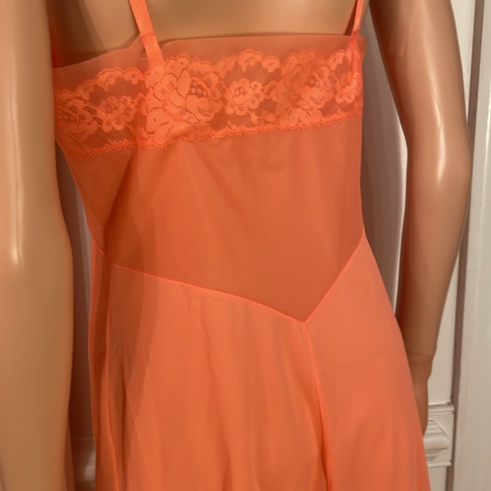 Vintage VANITY FAIR pale peach lace TRICOT slip. Size 34 (size small) - Picture 7 of 14